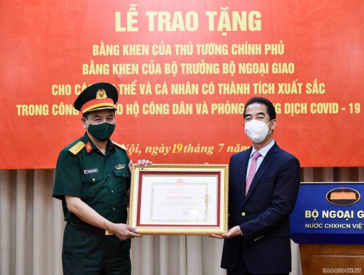 Đại tá Trần Đăng Thành - Giám đốc Trung tâm Đào tạo nghề Thành An nhận bằng khen của Bộ Ngoại giao